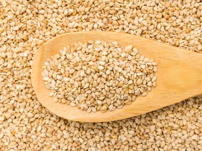 sesame-seeds-wooden-spoon sesame-seeds-wooden-spoon